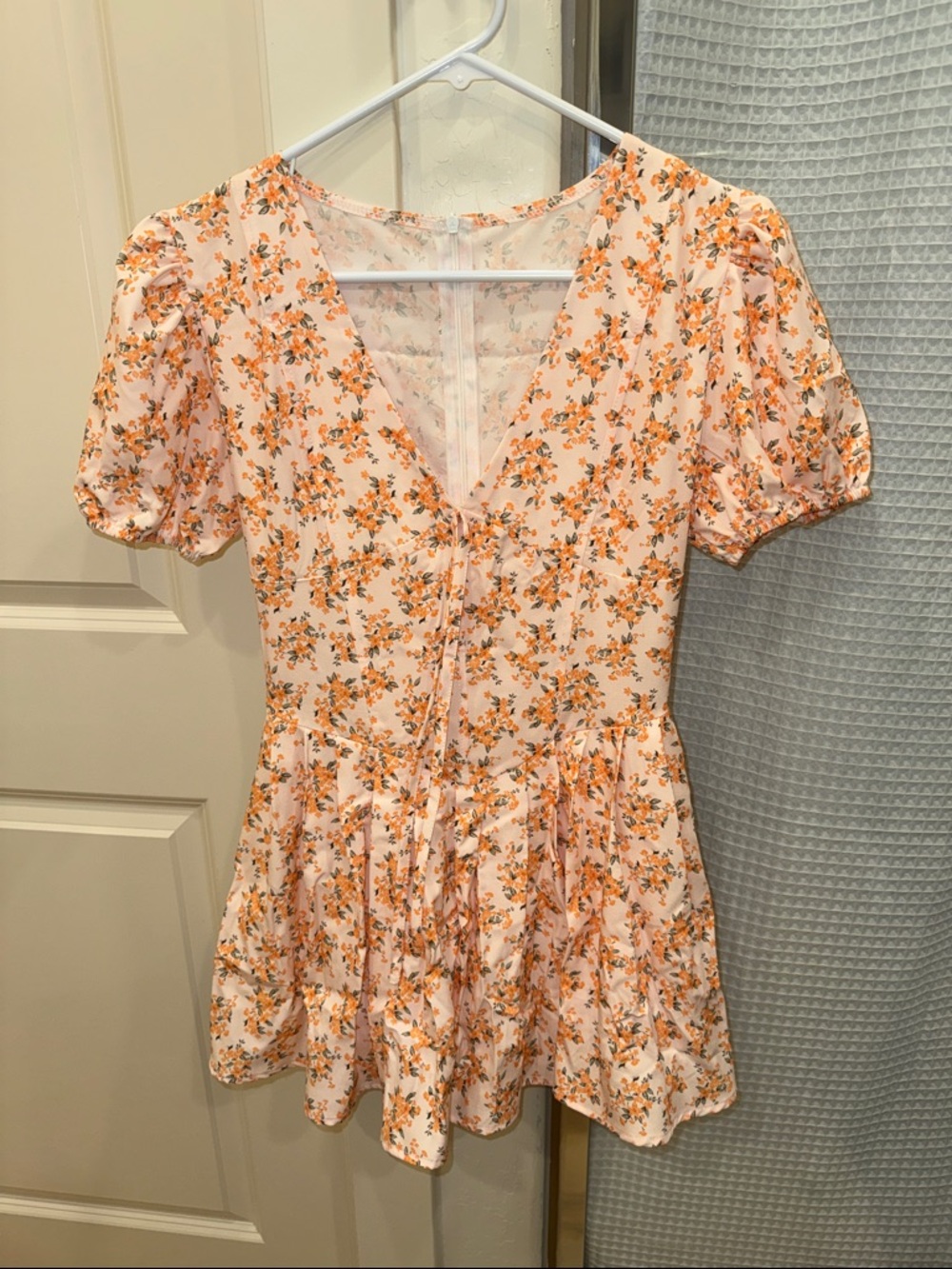 Floral Puff-Sleeve V-Neck mini dress in Peach Floral xsmall brand new